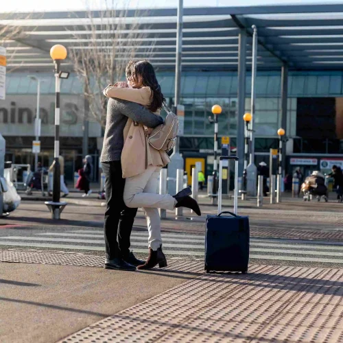 Accueil full shot couple hugging outdoors